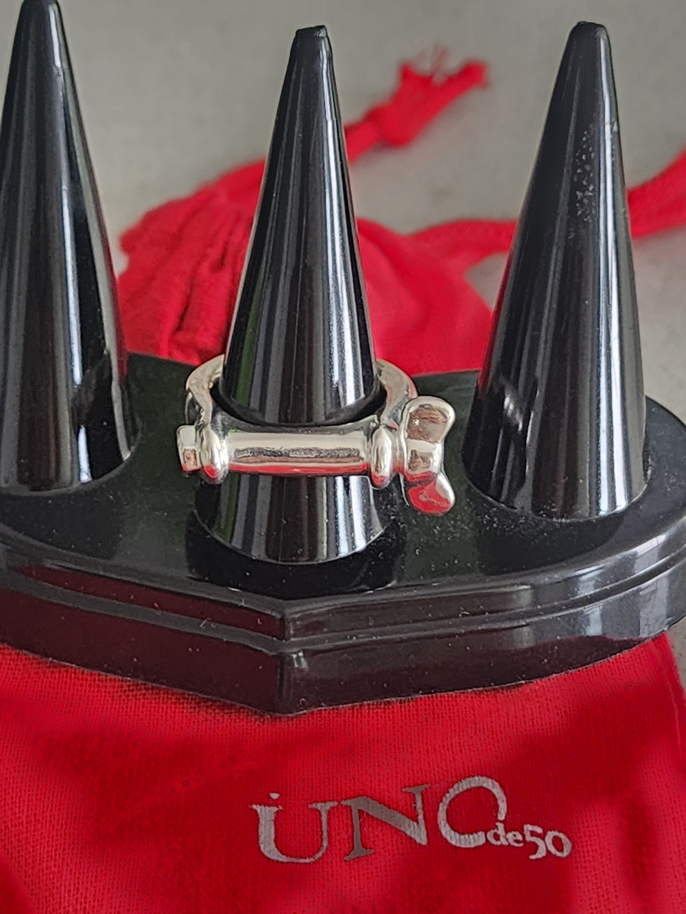 UNO de 50 Silver Bone-Link Ring with Red Pouch